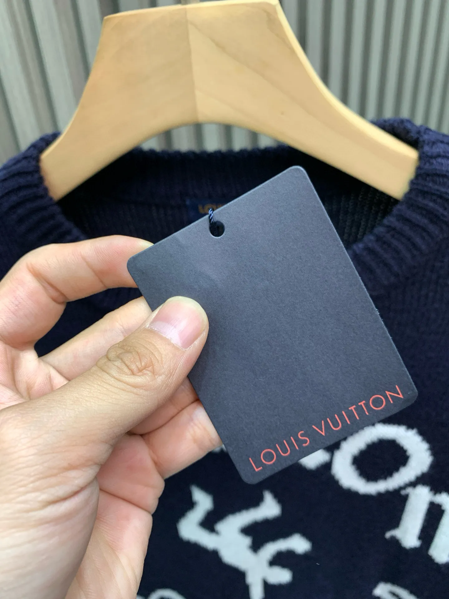 🅿️310 🀄️ Louis Vuitton Louis Vuitton 1*v Zhu Yilong same style sweatshirt 🔥 Pure classic It is your best home in autumn and winter. The standard design is more comfortable and skin-friendly than a hug. Compared with all sweatshirts, it can withstand scrutiny. Casual and atmospheric. Made of long-staple cotton imported from Egypt. The skin-friendly cotton texture makes the eyes feel more comfortable. No pilling or deformation. Simple and elegant solid color system It looks slimming and not exaggerated. It is simple and individual. The extraordinary design makes your sweatshirt far away from ordinary and mediocre.